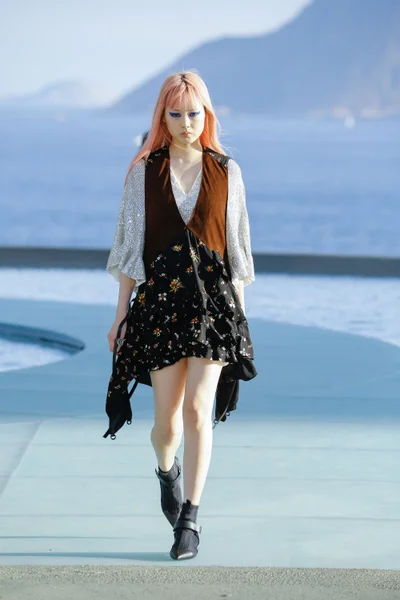 Look 16